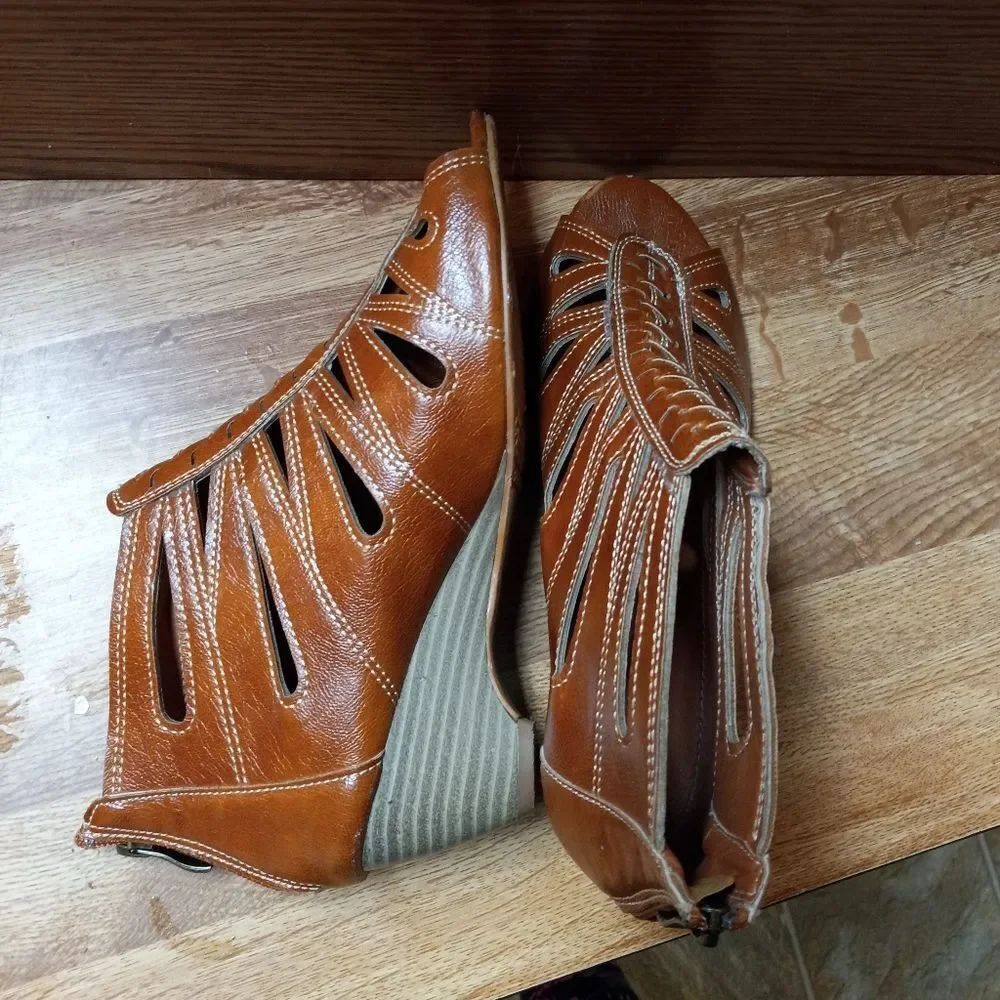 N.Y V.I.P Wedge Sandals - Picture 4 of 8
